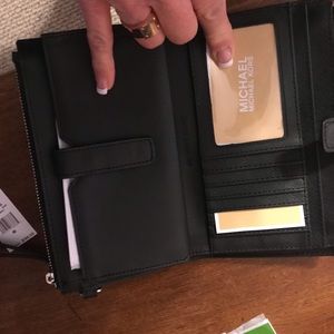 Michael Kors new wristlet jet set travel